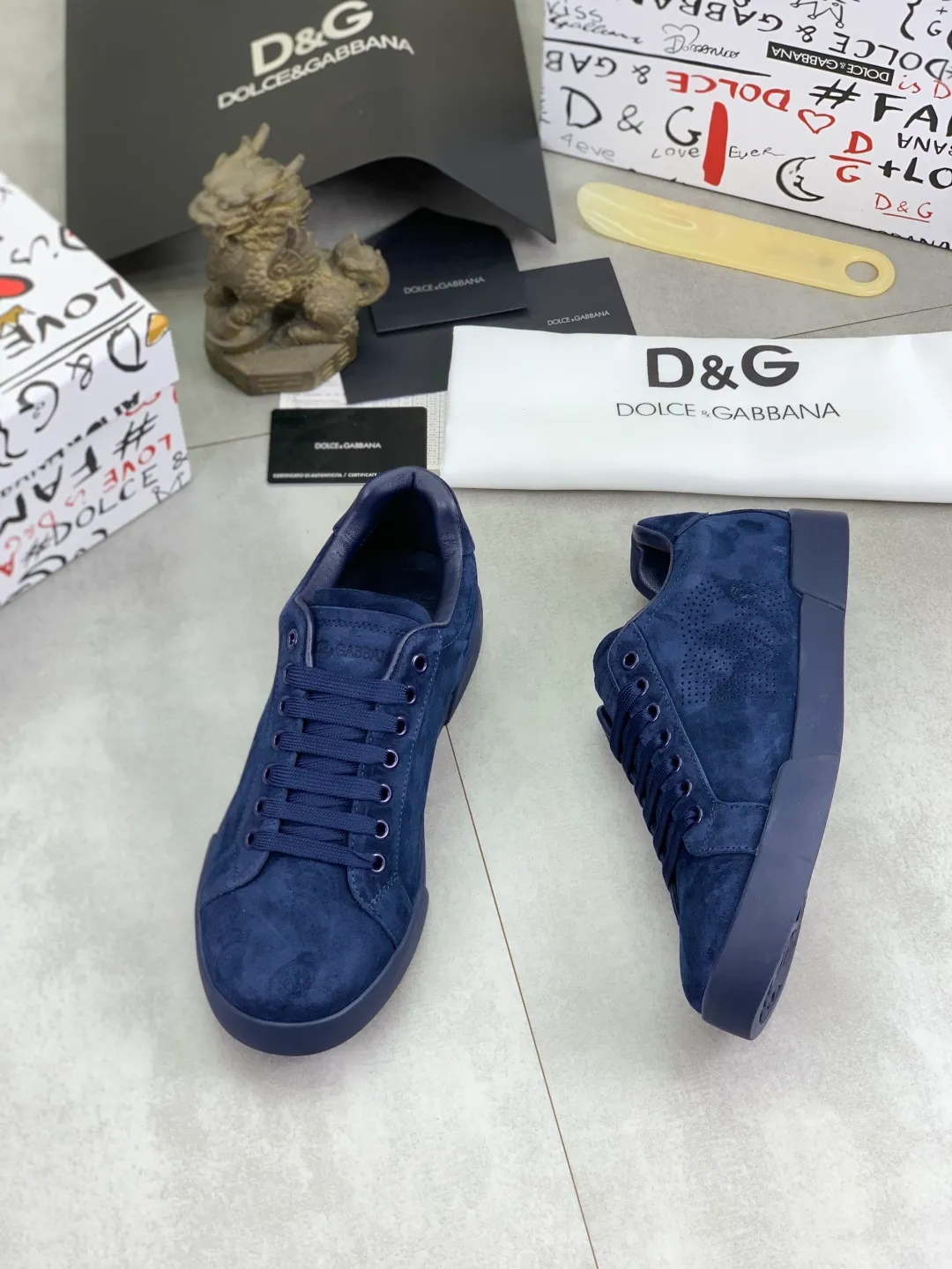 Men's shoes 💰P520💰 [New model] The latest hot model, top original quality, the official website is synchronized with "DOLCE&GABBANA [Dolce & Gabbana] ~ High Quality." Effect Low-top casual DG men's shoes, loved by many celebrities, using high-end imported first-layer frosted calfskin with punched logo design + cowhide feet, simple and elegant, perfectly interpreting the latest inspiration for shoes, integrating classics and fashion. Luxurious dream, dominating fashion Suitable for drivers, light and comfortable to drive, light and breathable for outdoor travel, high-end quality, trustworthy, 4️⃣colors🉑️ to choose from! Code number: 38-46